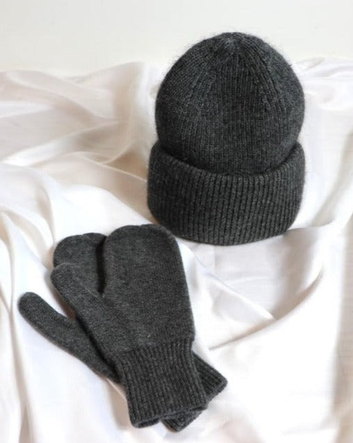Knitted Mittens 01. DARK GREY