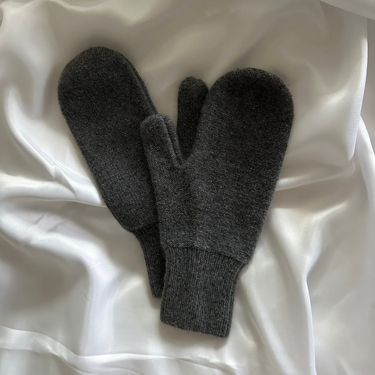 Knitted Mittens 01. DARK GREY