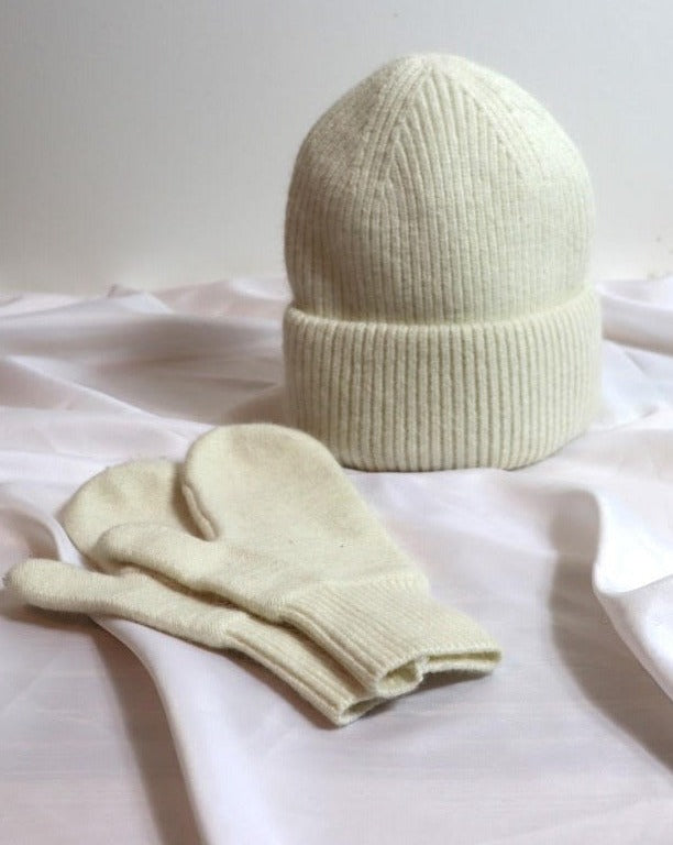 Knitted Mittens 01. WHITE