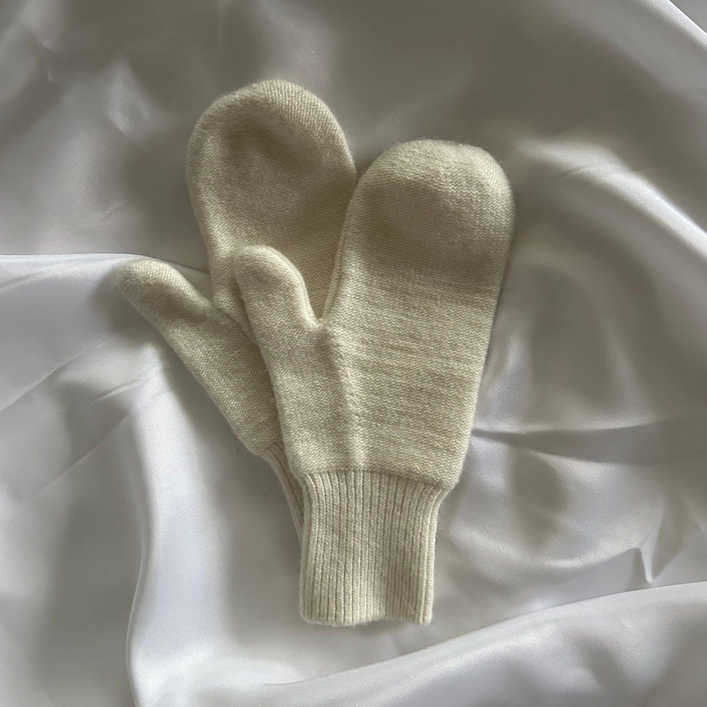 Knitted Mittens 01. WHITE