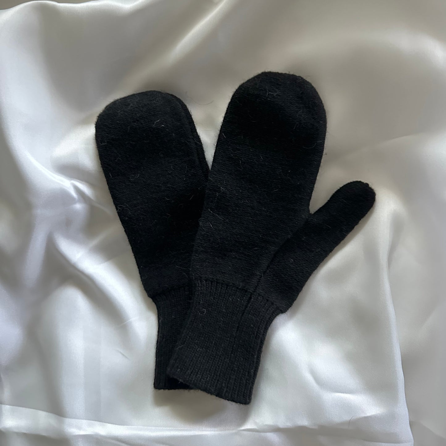 Knitted Mittens 01. BLACK