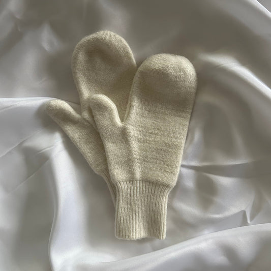 Knitted Mittens 01. WHITE